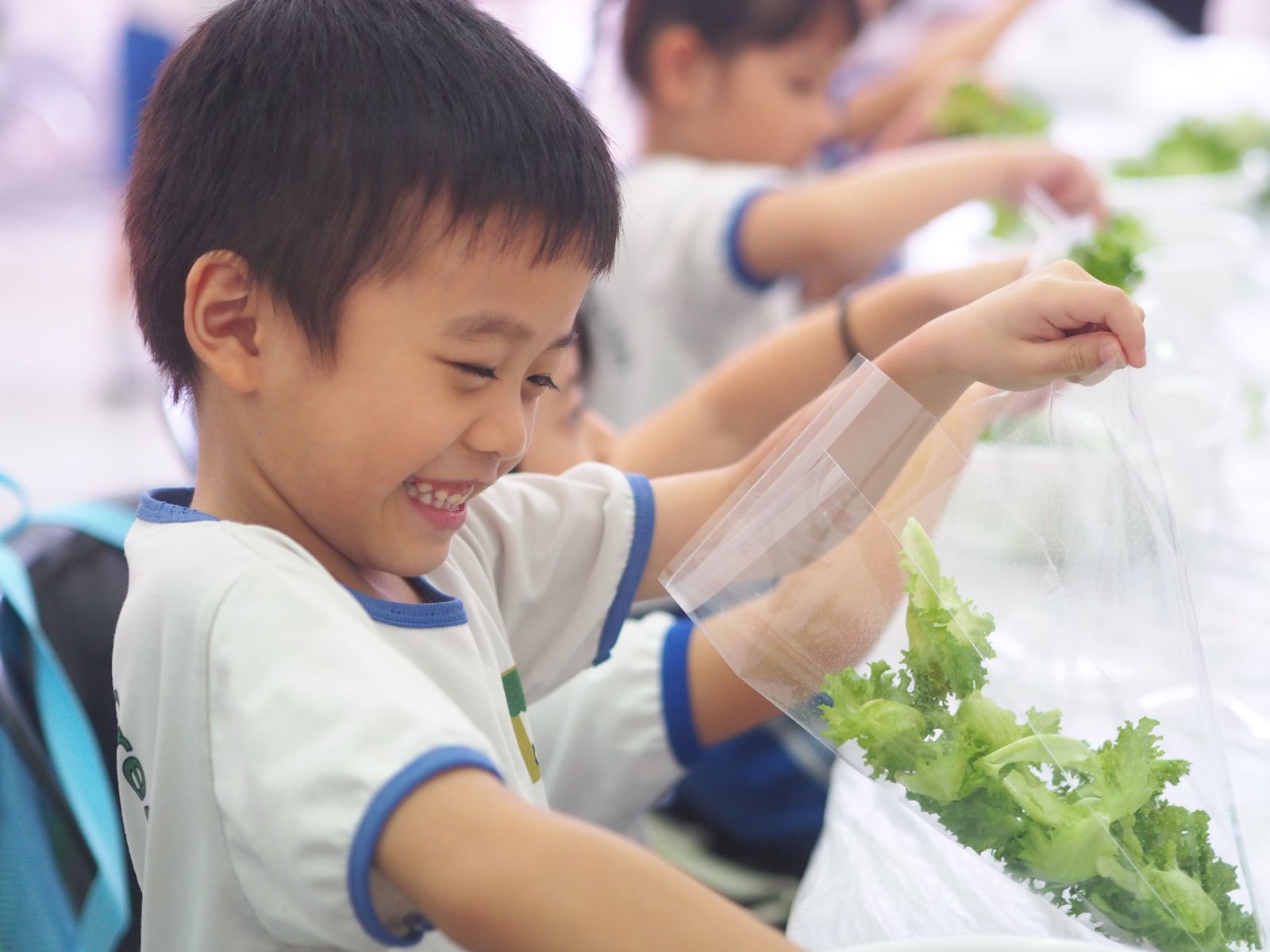 笑得很开心的小男孩在动手操作